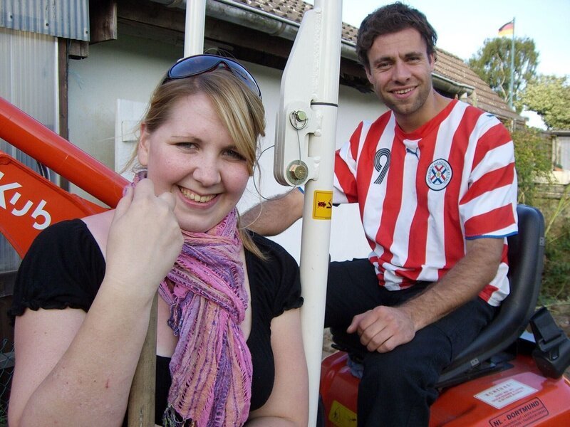 Jetzt haben Claus und Eva gleich zwei Baustellen, denn der Student bekommt eine Mahnung. In der Anlage, in der er die Laube gekauft hat, soll er das restliche Holz entsorgen, sonst drohen rechtliche Schritte. Krieg zwischen den Kleingärtnern. – Bild: RTL /​ Tokee Bros./​KH /​ AB INS BEET! DIE GARTEN-SOAP V: Folge 5