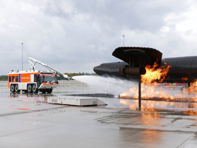 Flugzeuge gelten als sicherste Verkehrsmittel. Was muss alles für die Sicherheit geleistet werden? Die Flughafenfeuerwehr trainiert regelmäßig bestimmte Gefahrensituationen. „PUR+“-Moderator Eric Mayer ist bei einer Übung dabei: Wie schnell kann ein Triebwerks-Brand gelöscht werden? – Bild: ZDF/​Sandra Palm
