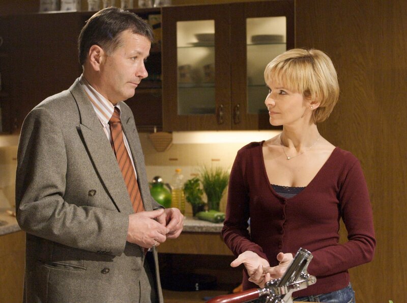 Martin Stein lockt Kathrin (Andrea Kathrin Loewig) und Roland (Thomas Rühmann) unter einem Vorwand in sein Haus – mit dem Erfolg dass sich beide wieder versöhnen. – Bild: MDR/​MDR/​Krajewski