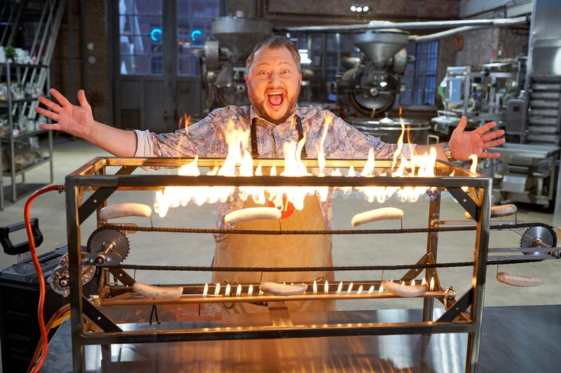 Currywurst zählt zu den beliebtesten Gerichten in deutschen Kantinen. Häufig landet jedoch Industrie-Sauce aus XXL-Eimern auf der Wurst. Die Großpackungen sind im Einkauf günstig und sparen den Gastronomen viel Zeit. Sebastian Lege zeigt, was in den Fertig-Saucen aus dem Eimer wirklich steckt. – Bild: ZDF