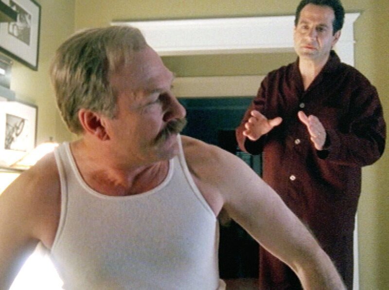Captain Stottlemeyers (Ted Levine, li.) Frau hat ihn rausgeschmissen. Monk (Tony Shalhoub) nimmt ihn in seiner Wohnung auf, was nicht unbedingt zur Verbesserung Stottlemeyers Situation führt … – Bild: SUPER RTL