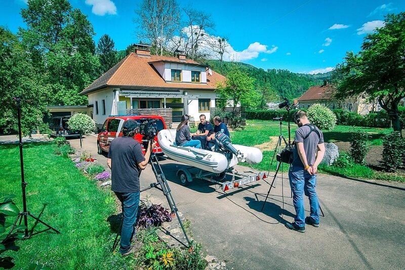 Christoph Feldgrill und Mario Papst, Feuerwehrmänner in Deutschfeistritz, sind im Haus einer Pensionistin und ihrer dementen Schwiegermutter gerade noch rechtzeitig als Retter eingetroffen. – Bild: BFILM /​ ORF