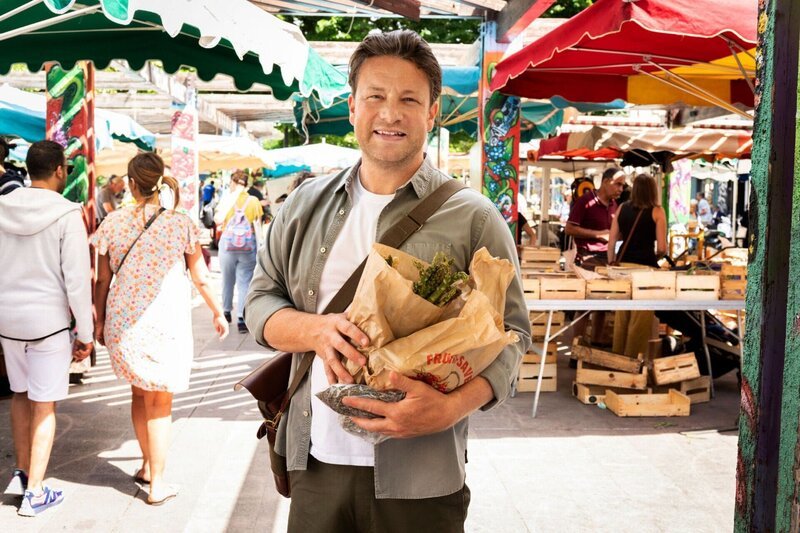 Jamie Oliver auf dem Bauernmarkt. – Bild: RTL /​ Jamie Oliver Enterprises Ltd /​ Edwige Lamy