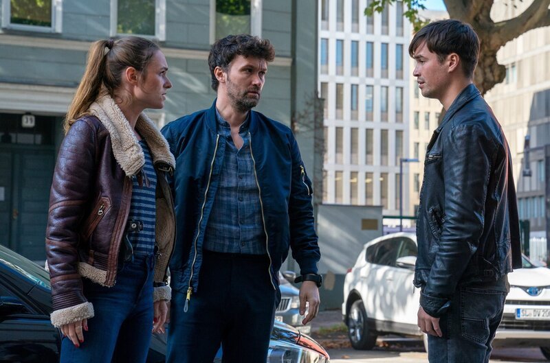 Lucy Elbe (Josephin Busch, l.) und Alexander von Tal (Aleksandar Radenković, M.) befragen Taxifahrer Cedrik Menge (Louis Held, r.) zum Verschwinden seiner Ex-Freundin. – Bild: ZDF