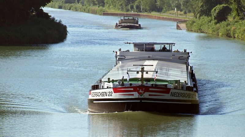 Der Mittellandkanal – die längste künstliche Wasserstraße in Deutschland verbindet Rhein, Ems, Weser und Elbe. – Bild: NDR/​TV Plus/​Arwid Wolter