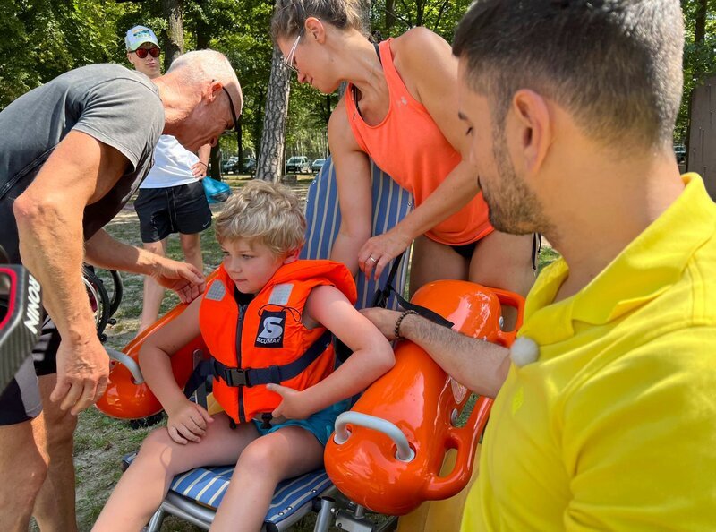 Tan Caglar, Oke Denise, Lius Baumeister, Lutz Riemann, Schwimmender Rollstuhl - Strandbad Arendsee – Bild: MDR/Jonas Juckeland Tan Caglar, Oke Denise, Lius Baumeister, Lutz Riemann, Schwimmender Rollstuhl - Strandbad Arendsee – Bild: MDR/Jonas Juckeland
