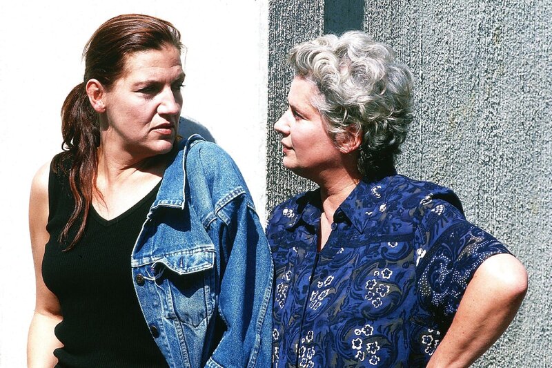 Walter (Katy Karrenbauer, li.) und Uschi (Barbara Freier) rätseln, ob Mona ihre Geschäfte nun eingestellt hat oder nicht. – Bild: RTL