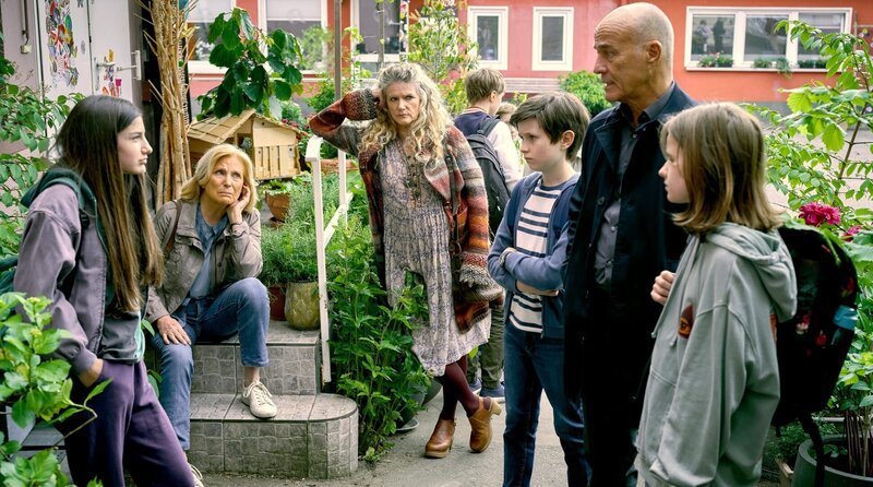 Besonders das rotzfreche Trio hält die Senioren im Schülerladen auf Trab (v.l.n.r.): Jacky (Chiara Kitsopoulou), Karin (Maren Kroymann), Philippa (Barbara Sukowa), Viktor (Bruno Grüner), Gerhard (Heiner Lauterbach) und Josie (Franka Roche). – Bild: ARD Degeto Film/​Claussen + Putz Filmproduktion GmbH/​Frank Dicks