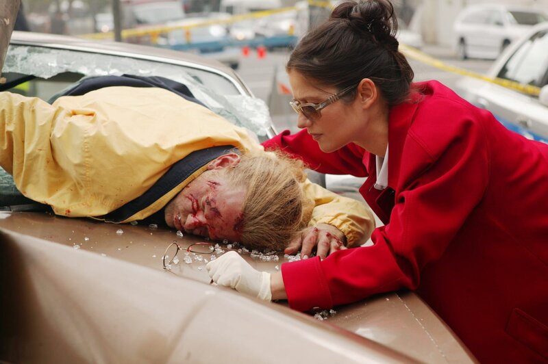 Jordan (Jill Hennessy) wird zu einem Autounfall mit Todesfolge gerufen. – Bild: VOXup