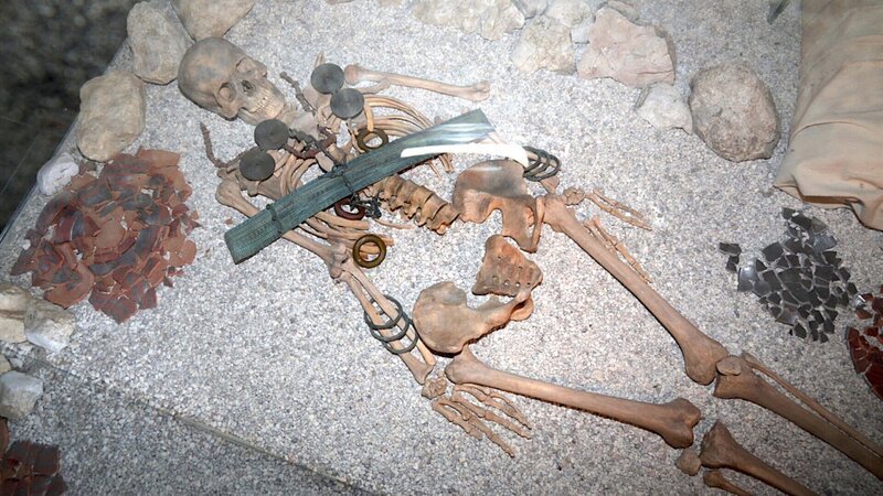 Einige Gräber aus der vorkeltischen Kultur sind reich mit Grabbeigaben ausgestattet, andere kaum. – Bild: ZDF Einige Gräber aus der vorkeltischen Kultur sind reich mit Grabbeigaben ausgestattet, andere kaum. – Bild: ZDF