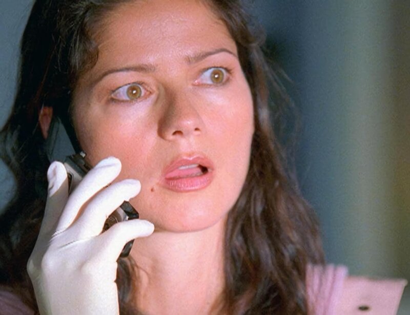 Jordan (Jill Hennessy) erhält einen mysteriösen Anruf, der offenbar vom Täter ihres aktuellen Falles kommt. – Bild: VOX