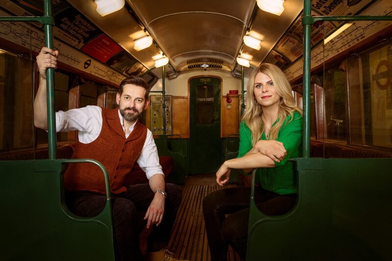 Tim Dunn (l.); Siddy Holloway (r.) – Bild: UKTV/​The Other Richard