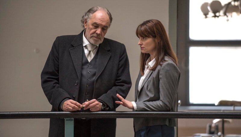 Thomas Borchert (Christian Kohlund) will das Vertrauen von Anwältin Dominique Kuster (Ina Paule Klink) gewinnen. – Bild: ARD Degeto/​Nicolay Gutscher