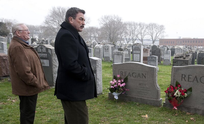 Denken am Familiengrab an ihre verstorbenen Verwandten: Henry (Len Cariou, l.) und Frank Reagan (Tom Selleck, r.) … – Bild: 2010 CBS Broadcasting Inc. All Rights Reserved Lizenzbild frei