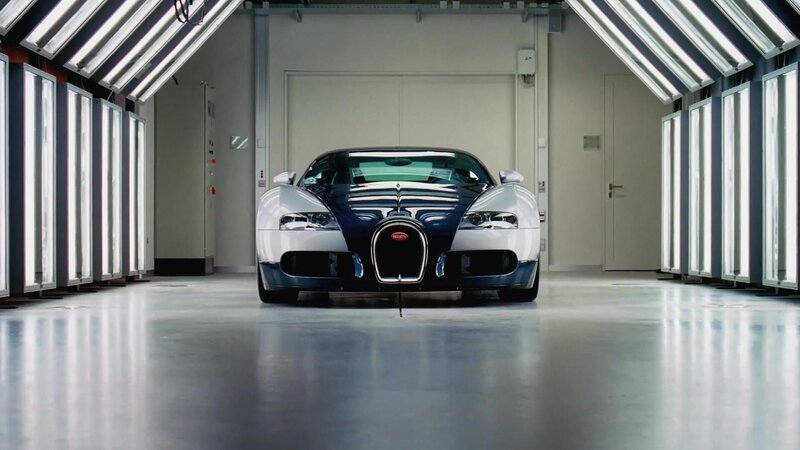 Der Bugatti Veyron besitzt einen Motor mit 1.001 PS, erreicht eine Höchstgeschwindigkeit von mehr als 400 km/​h, und beschleunigt von 0 auf 100 in weniger als drei Sekunden. – Bild: N24 Doku