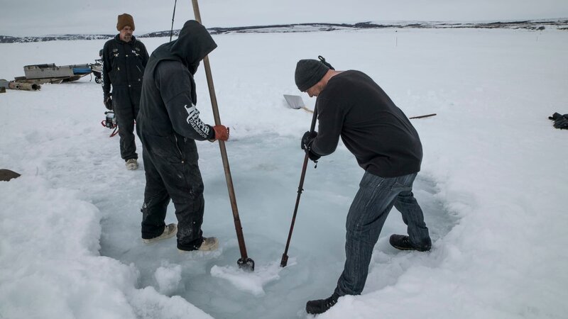 Brad Kelly watches as his sons Kris Kelly and Andy Kelly work to make a dive hole. – Bild: Discovery Channel /​ Discovery Communications