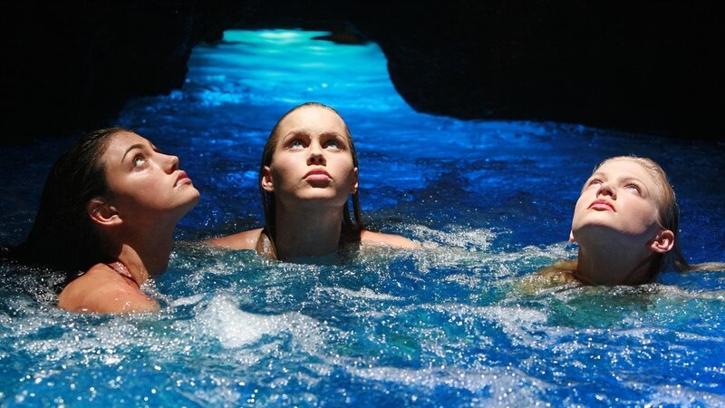 Plötzlich Meerjungfrau – Stürmische Zeiten 1; © ZDF/​Jason Weeding – Honorarfreie Verwendung gemäß der AGB im engen inhaltlichen, redaktionellen Zusammenhang mit genannter ZDF-Sendung bei Nennung „Bild: ZDF/​Jason Weeding“. Andere Verwendung nur nach Absprache. KiKA Marketing & Kommunikation Tel.: 0361/​218⁠–⁠1826 mail: bildredaktion@kika.de – Bild: ZDF/​Jason Weeding