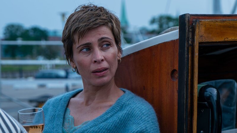 Marianne (Laura Drasbaek) sucht ein klärendes Gespräch mit ihrem Mann Dan. – Bild: Mike Kollöffel /​ ZDF