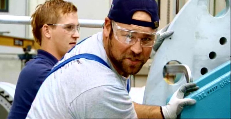 Matt Rogers beim Bau eines Windkraftrades – Bild: DISCOVERY CHANNEL