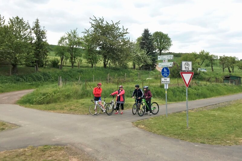 Auf dem Rad durch die Schwalm: Familie Betschel auf dem Rotkäppchenradweg. – Bild: HR