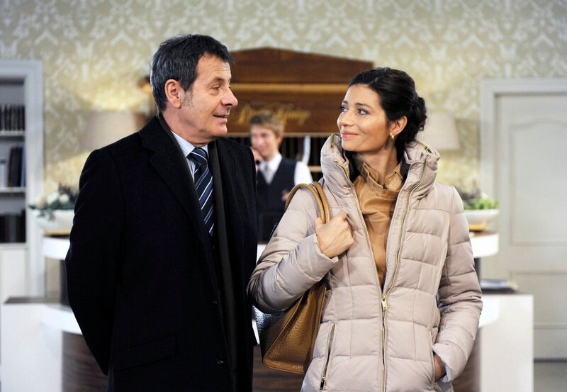 Gunter (Hermann Toelcke, l.) hat ein schlechtes Gewissen, dass er, um Merle zu beruhigen, eine Detektei auf Benita (Barbara Ricci, r. mit Tobias Rosen, h.M.) angesetzt hat. – Bild: ARD/​Nicole Manthey