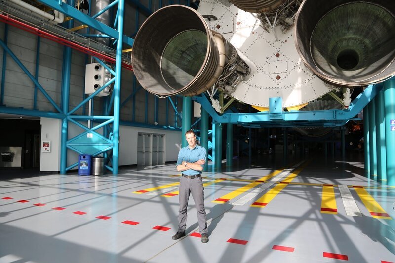Sean stands in front of the Shuttle – Bild: Spiegel Geschichte