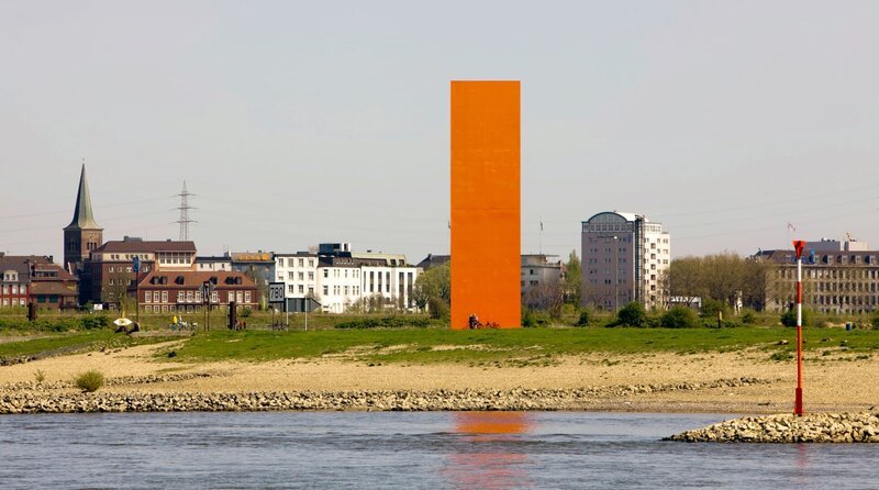 Die mächtige Stahlskulptur „Rheinorange“ markiert die Mündung der Ruhr in den Rhein. Sie ist auffällige Landmarke zu Beginn des Duisburger Hafens und Wahrzeichen vor den Ufern Ruhrorts. – (Archivfoto: Skulptur „Rheinorange“ von Lutz Frisch) – Bild: WDR/imagebroker/newspixx/vario images Die mächtige Stahlskulptur „Rheinorange“ markiert die Mündung der Ruhr in den Rhein. Sie ist auffällige Landmarke zu Beginn des Duisburger Hafens und Wahrzeichen vor den Ufern Ruhrorts. – (Archivfoto: Skulptur „Rheinorange“ von Lutz Frisch) – Bild: WDR/imagebroker/newspixx/vario images
