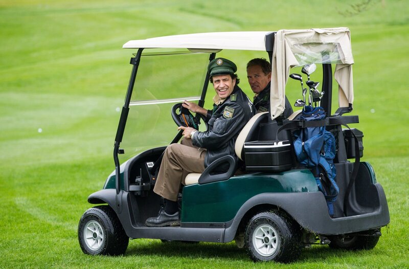 Die Bauunternehmerin Katja Sperlinger wird von einem Golfball tödlich getroffen. Sehr schnell steht für Hubert (Christian Tramitz,r.) und Staller (Helmfried von Lüttichau, l.) fest, dass es kein Unfall, sondern Mord war. Doch wer könnte den Tod der Bauunternehmerin gewollt habe? – Bild: ARD/​TMG/​Arvid Uhlig