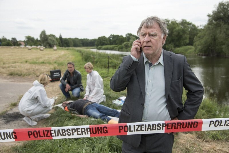 v.l.n.r.: Ina Zimmermann (Melanie Marschke), Jan Maybach (Marco Girnth), Dr. Rossi (Anna Stieblich), Hajo Trautzschke (Andreas Schmidt-Schaller), Komparsen. – Bild: ZDF
