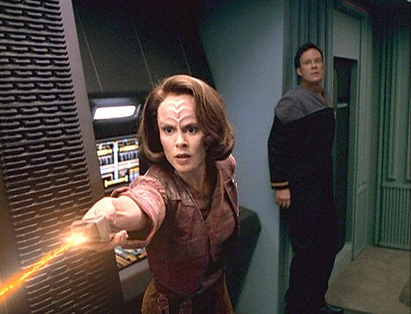 Die holographische Torres (Roxann Dawson, l.) versucht, Barclay (Dwight Schultz, r.) vor der Verhaftung durch die Sicherheitskräfte zu bewahren … – Bild: Paramount