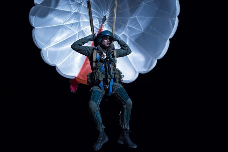 Reenactment – Mitten im Kosovokrieg wird der Pilot Dale Zelko (Nathan Roberts) gezwungen, sich mit dem Schleudersitz aus dem Flugzeug zu retten, als sein Flugzeug geschlagen wird. – Bild: PLURIMEDIA (National Geographic Channels /​ Charlie Sperring)