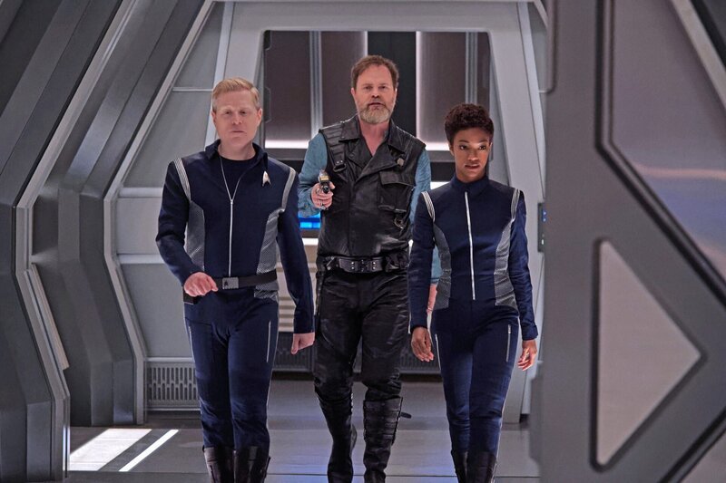 „Magic to Make the Sanest Man Go Mad“ -- Episode 107 -- Pictured (l-r): Anthony Rapp as Lieutenant Paul Stamets; Rainn Wilson as Harry Mudd; Sonequa Martin-Green as First Officer Michael Burnham; of the CBS All Access series STAR TREK: DISCOVERY. – Bild: Ben Mark Holzberg /​ Paramount/​CBS