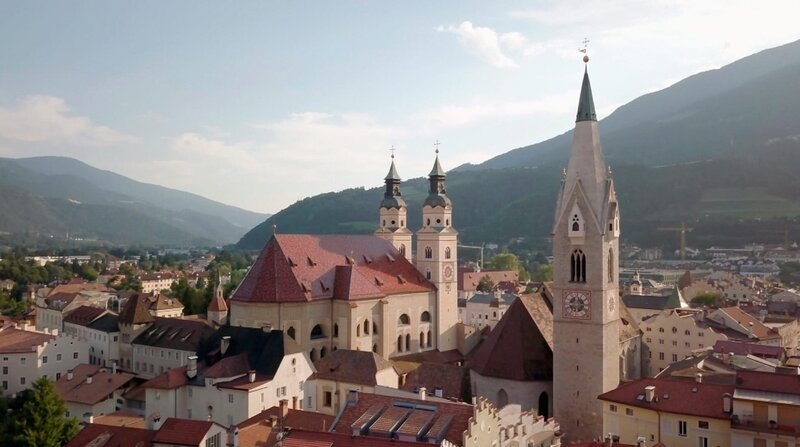Blick auf die Bischofsstadt Brixen und den Brixner Dom. – Bild: HR /​ ZDF und HR