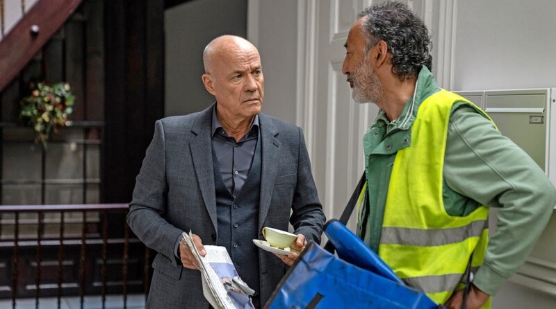 Der schroffe Gerhard (Heiner Lauterbach, li.) und der neue Postbote Aydin (Ercan Durmaz, re.) können sich nicht ausstehen. – Bild: ARD Degeto Film/Claussen + Putz Filmproduktion GmbH/Wolfgang Ennenbach Der schroffe Gerhard (Heiner Lauterbach, li.) und der neue Postbote Aydin (Ercan Durmaz, re.) können sich nicht ausstehen. – Bild: ARD Degeto Film/Claussen + Putz Filmproduktion GmbH/Wolfgang Ennenbach