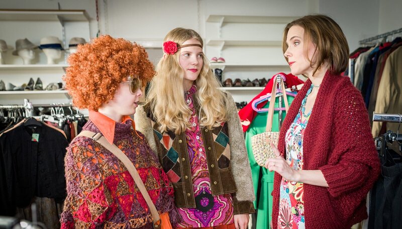 Pinja (Sina Michel) und Stella (Zoe Malia Moon) haben einen Verdacht. – Bild: NDR/​Boris Laewen