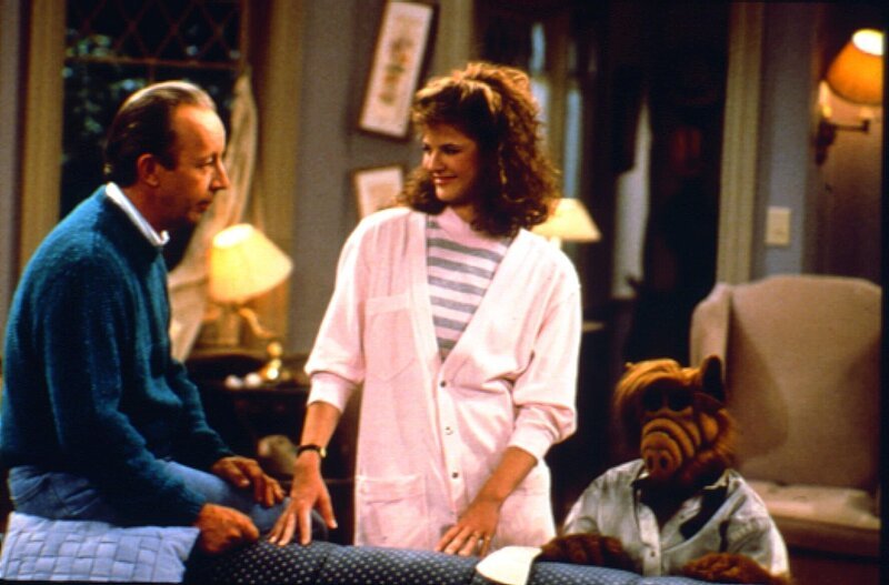 L-R: Willie Tanner (Max Wright), Lynn Tanner (Andrea Elson) und Alf – Bild: Nitro