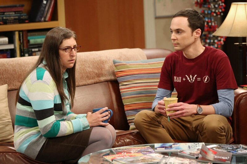 L-R: Amy Farrah Fowler (Mayim Bialik), Sheldon Cooper (Jim Parsons) – Bild: Michael Yarish /​ WARNER BROS. /​ CBS ENTERTAINMENT