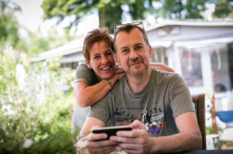 Susanne und Christian können im Urlaub einfach nicht faulenzen. Bei den beiden Dauercampern ist auf der Parzelle ständig was los. – Bild: MDR/​timeline/​Alex Kraus