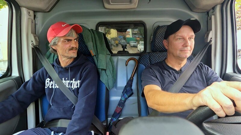 Michael und Dieter bereiten sich auf eine Challenge vor. Die langjährigen Freunde haben früher zusammen Fußball gespielt und traten vor einem Jahr in einem Match gegeneinander an. Jetzt messen sie sich im Kart-Duell. – Bild: RTLZWEI /​ UFA SHOW & FACTUAL