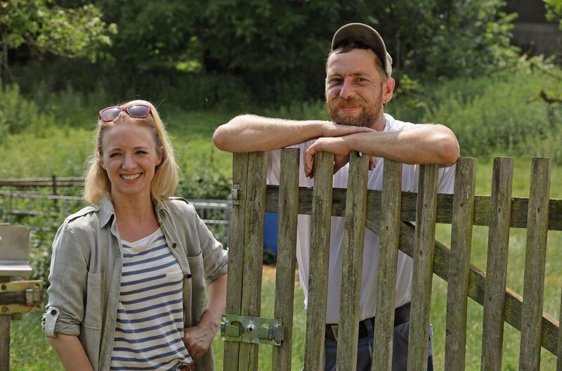 Moderatorin Anna Lena Dörr und Stefan Klamt. Stefan Klamt ist der Gemeindearbeiter von Neu-Bamberg und zugleich Schafscherer. Auf einer Wiese am Appelbach hält er neben seinen Schafen auch Gänse, Hühner und andere Tiere. Eine ganz eigene, kleine heile Welt. – Bild: BR/​SWR/​Thomas Keck