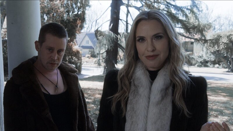 Mickey (Macaulay Culkin, l.); Ursula (Leslie Grossman, r.) – Bild: 2021 FX Networks, LLC. All rights reserved. Lizenzbild frei