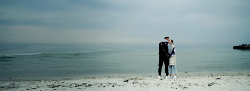 Svenja (r.) und Johannes (l.) leben in einer offenen Beziehung. Beinahe wäre ihre Liebe gescheitert. – Bild: Mathias Fiene /​ ZDF und Mathias Fiene