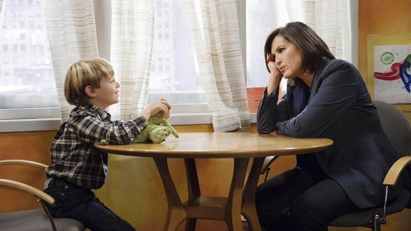An einer New Yorker Privatschule geht plötzlich das schreckliche Gerücht um, dass der Musiklehrer den 4-jährigen Jonah (Jake Katzman) unsittlich berührt haben soll. Detective Olivia Benson (Mariska Hargitay) will herausfinden, was an den Vorwürfen dran ist. – Bild: RTL /​ NBC Universal