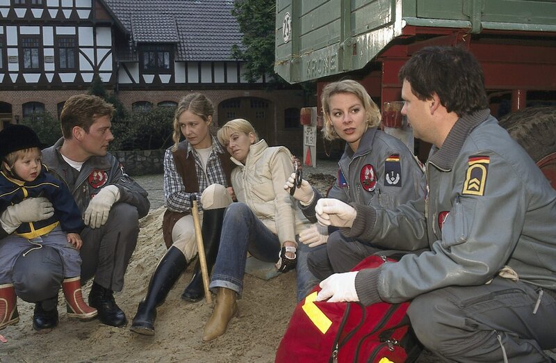 Im letzten Moment konnte Iris den kleinen Richie retten und hat sich dabei selbst das Bein gebrochen. Wollcke ist überglücklich , dass nicht mehr passiert ist. V.li.n.re.: Elivis Graabe, Oliver Hörner, Charlotte Crome, Karina Kraushaar, Marlene Marlow, Ulrich Bähnk. – Bild: ZDFneo