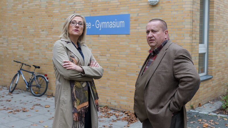 Andrea Ottersbach (Ingrid Mźlleder), Jan Reuter (Udo Kroschwald) in Verbindung mit der Sendung. – Bild: ZDF/​Marc Meyerbroeker