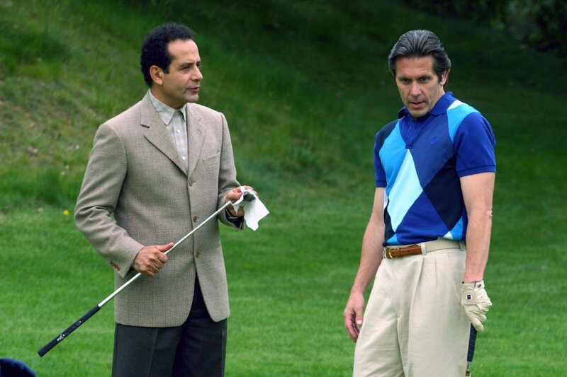 Monk (Tony Shalhoub, l.) ist fest davon überzeugt, dass der Playboy Dexter Larsen (Gary Cole, r.) den Finanzvorstand des beliebten Männer-Magazins Sapphire umgebracht zu haben. – Bild: SUPER RTL