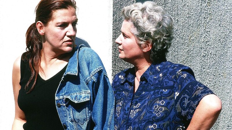 Walter (Katy Karrenbauer, li.) und Uschi (Barbara Freier) rätseln, ob Mona ihre Geschäfte nun eingestellt hat oder nicht. – Bild: RTL Deutschland