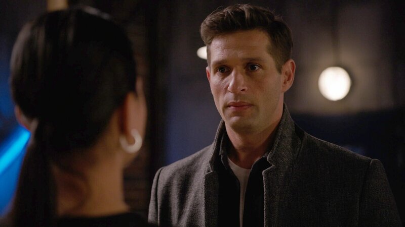 Als Charlotte „Charlie“ (Shaolyn Fernandez) Deniz (Igor Dolgatschew) bittere Vorwürfe macht, ist Deniz kurz davor, ihr seine Liebe zu gestehen. – Bild: RTL /​ Gefühlschaos