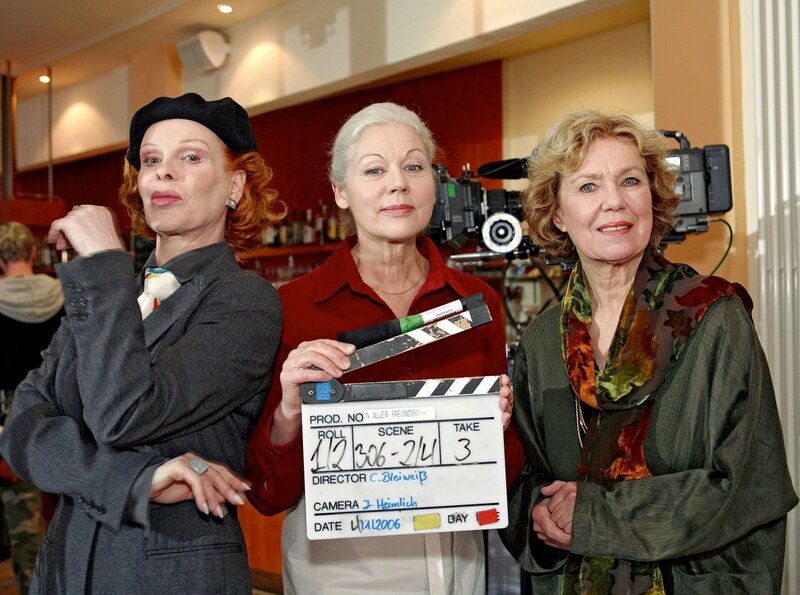 Klappe Folge 306: Gertrud Mendel (Witta Pohl, rechts), Ursula Russ (Elisabeth Volkmann, links) und Renate Weißenberg (Solveig Müller). – Bild: MDR/​MDR/​Krajewski
