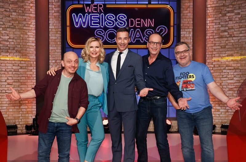 Moderator Kai Pflaume (M.) und seine Rateteam-Kapitäne Bernhard Hoëcker (l.) und Elton (r.) begrüßen in dieser Sendung die Schauspielerin Veronica Ferres (2.v.l.) und den Schauspieler Herbert Knaup (2.v.r.). – Bild: ARD/​Morris Mac Matzen